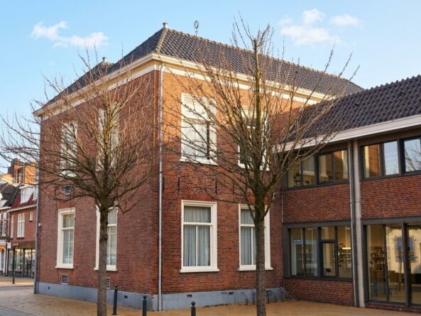 Raadhuis met het aangebouwde gemeentekantoor en raadzaal